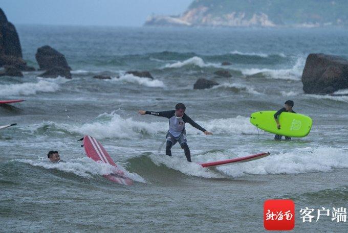 新疆霍尔果斯口岸果蔬出口迎今年首个高峰